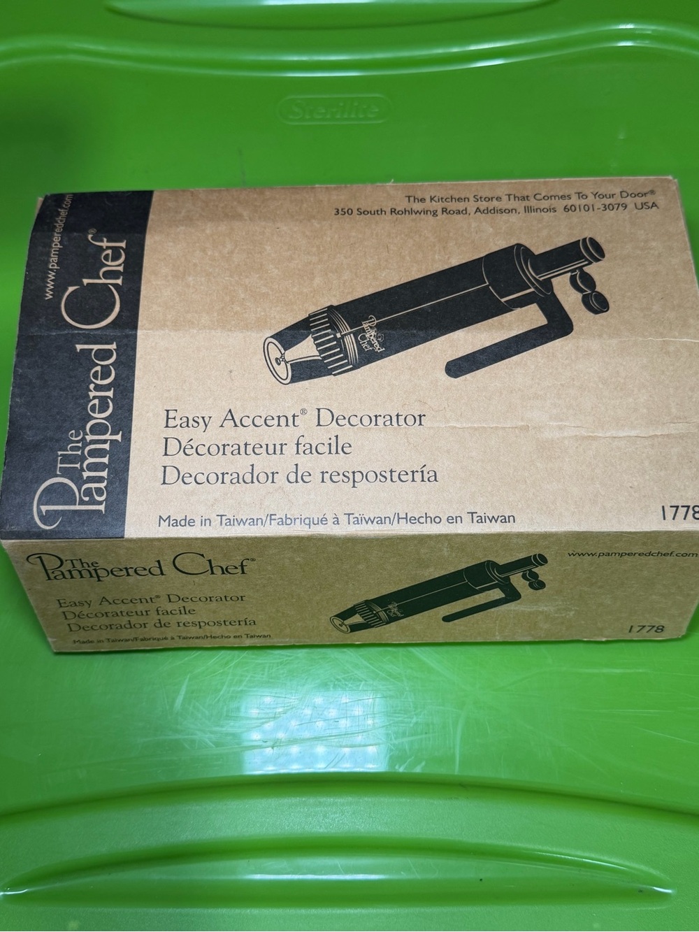 Pampered Chef Easy Accent Decorator #1778 w 6 Tips Box & Manual Icing Decorator